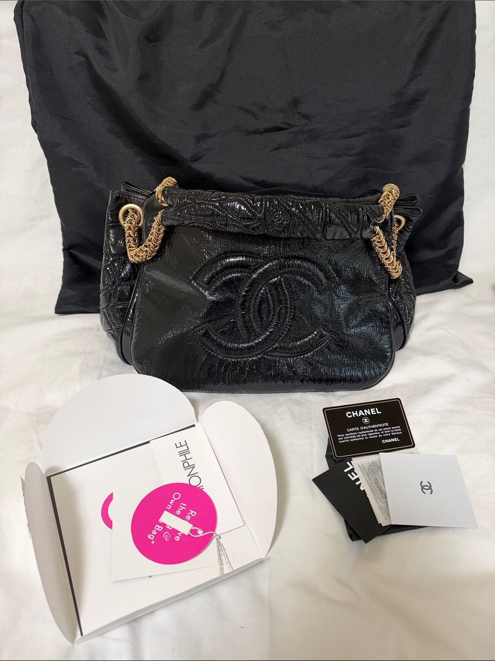 CHANEL Black Patent Leather accordion Shoulder Bag with Gold-Tone Chain